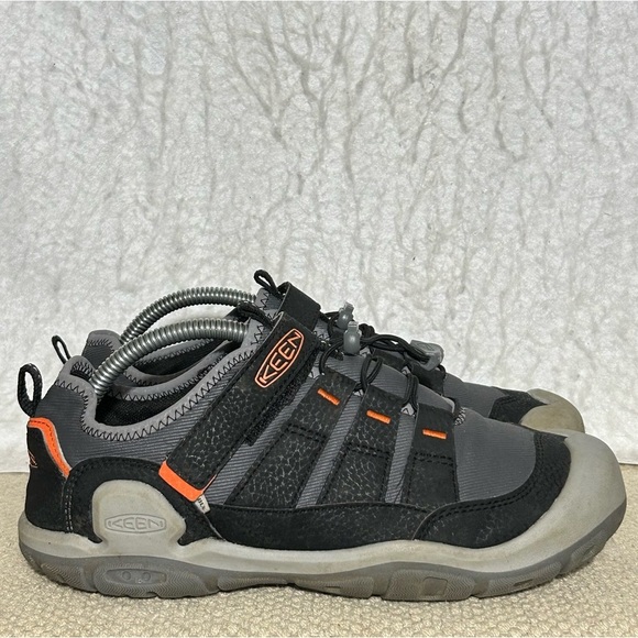 Keen Youth Black Knotch Hollow Comfortable Wrap Mesh Leather Sneaker Shoes SZ 5 - Picture 1 of 11